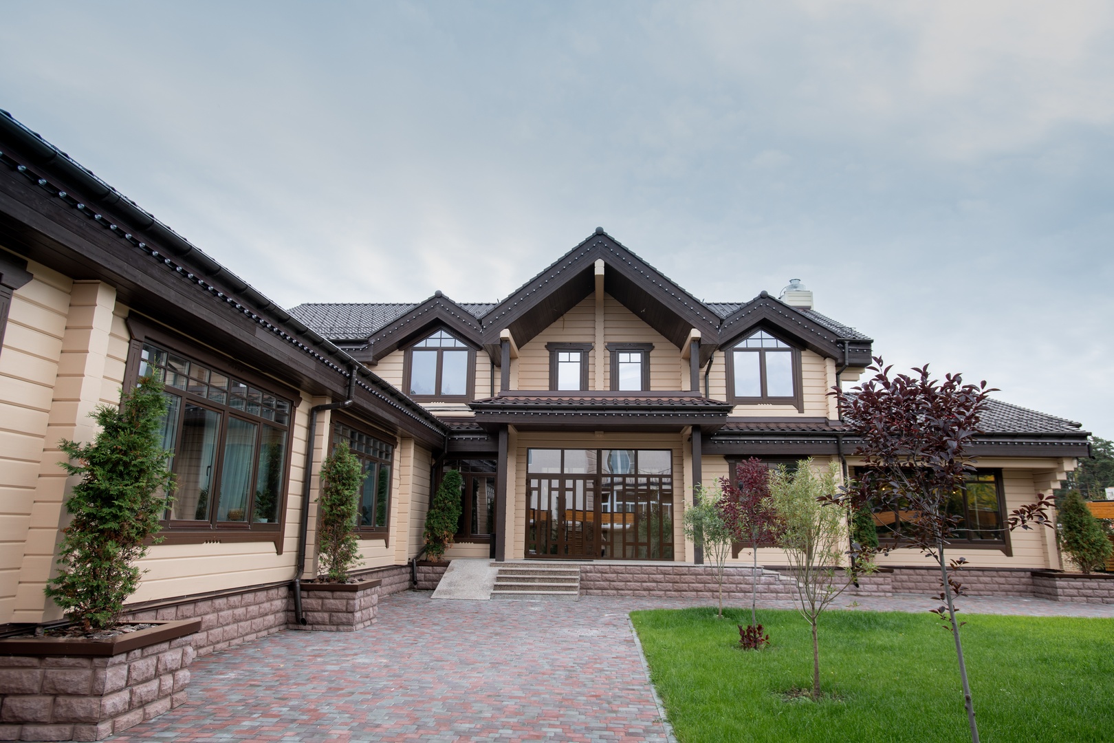 Why Homeowners Are Choosing Soft Washing Over Pressure Washing